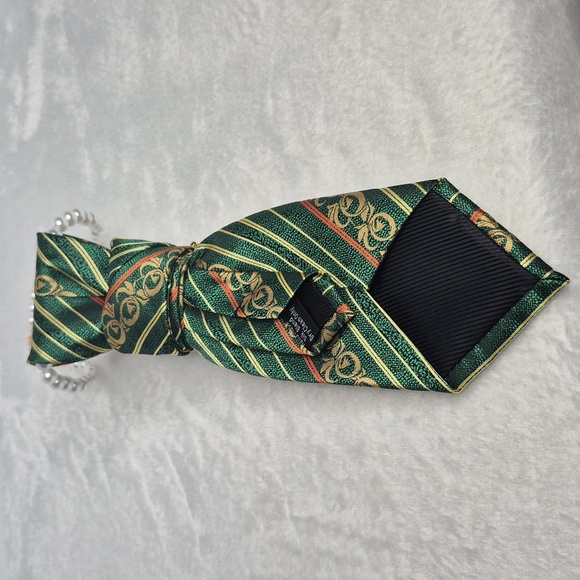 Handcrafted Luxury Fashion Necktie Necklace 📿 (Emerald City Girl) - Picture 10 of 13